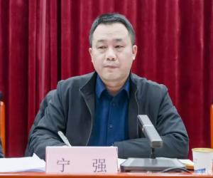中原石油工程公司副总经理、副理事长宁强宣读表彰决定
